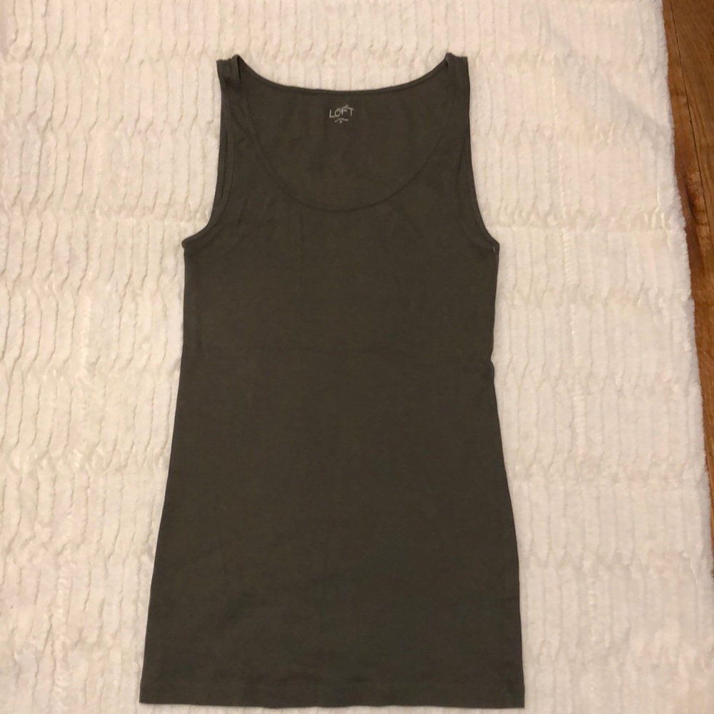 LOFT tank top. ✅3/$12